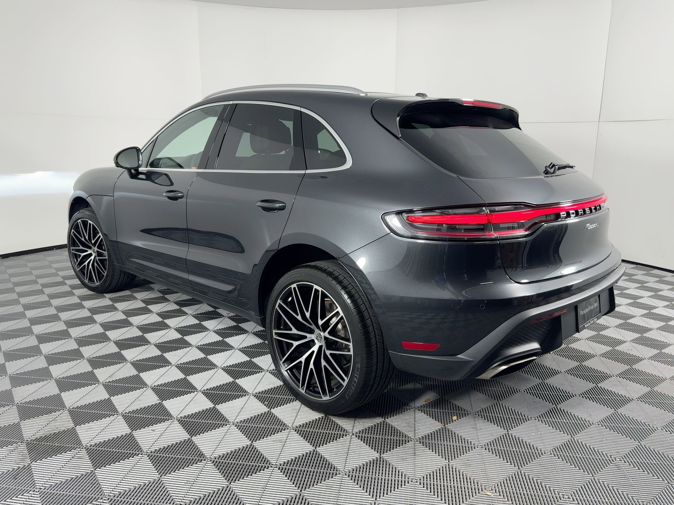 Certified 2025 Porsche Macan image 3