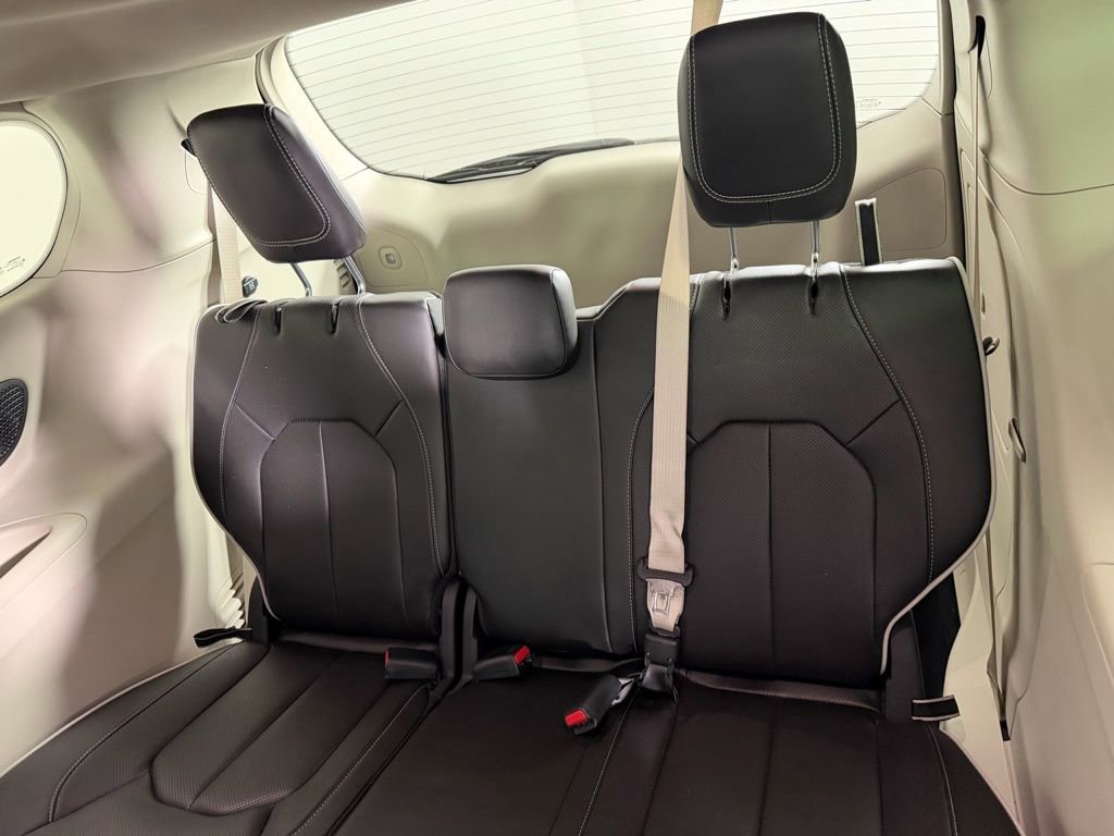 Used 2023 Chrysler Pacifica Limited image 24