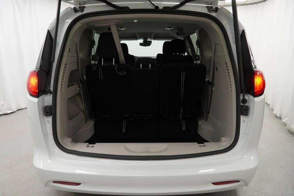Used 2023 Chrysler Voyager LX image 38