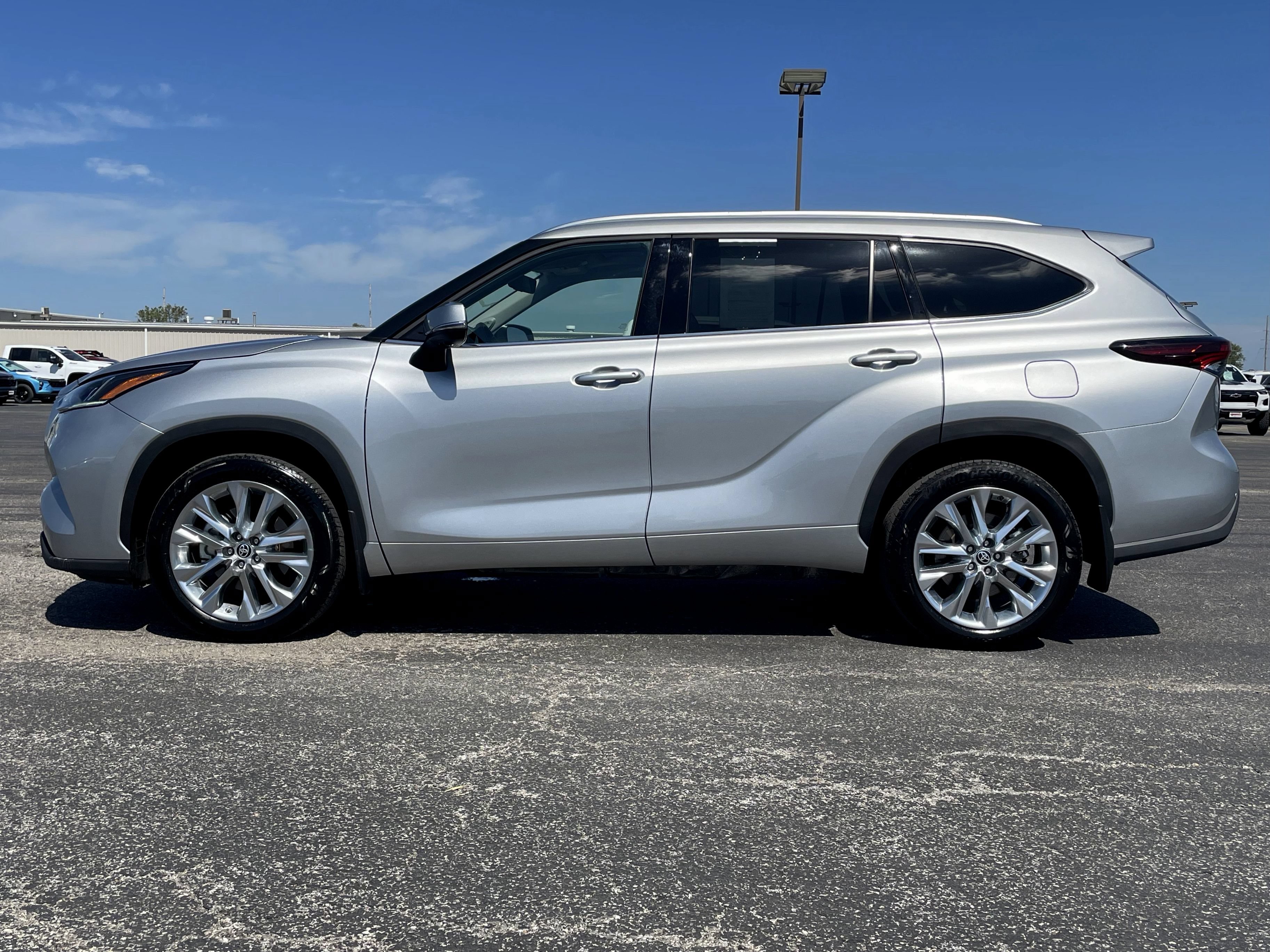 Used 2024 Toyota Highlander Limited AWD/4WD image 7