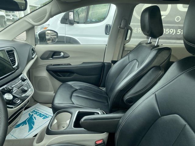 Used 2023 Chrysler Pacifica Touring-L image 9