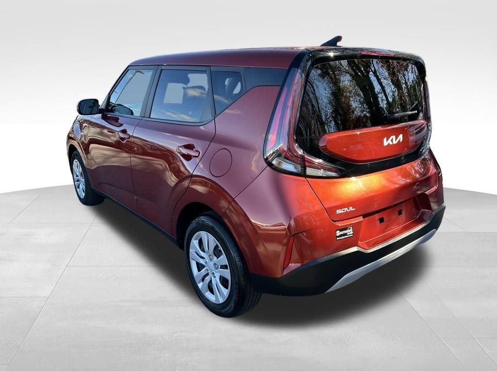 Used 2023 Kia Soul LX image 3