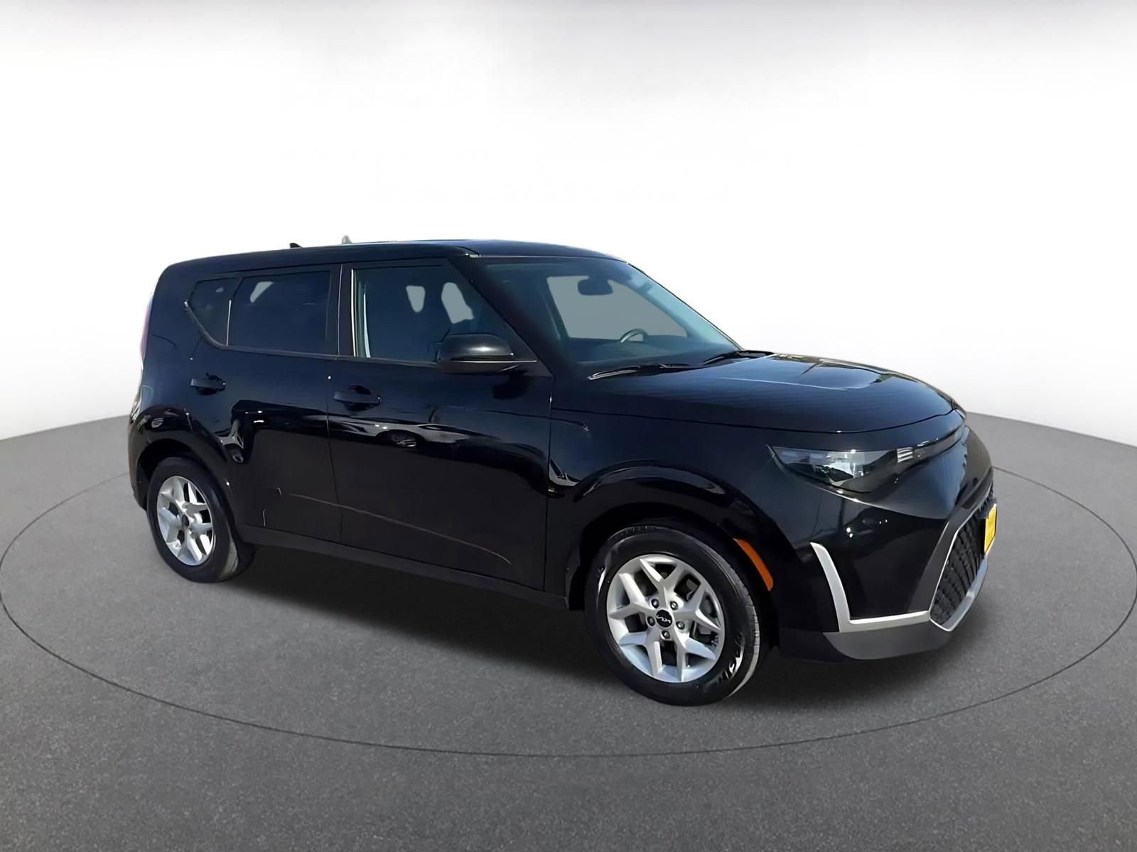 Used 2025 Kia Soul LX w/ LX Technology Package image 2
