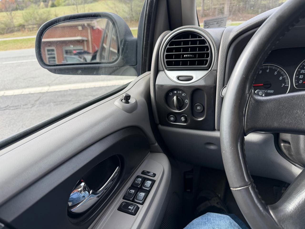 Used 2005 GMC Envoy SLE image 17