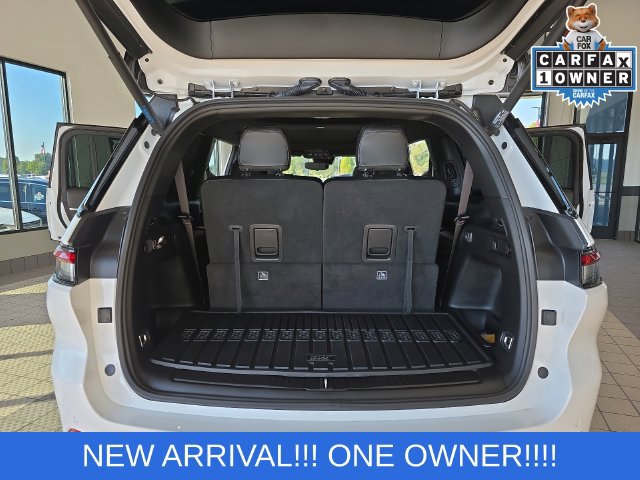 Used 2024 Jeep Grand Cherokee L Limited w/ Black Appearance Package AWD/4WD image 12