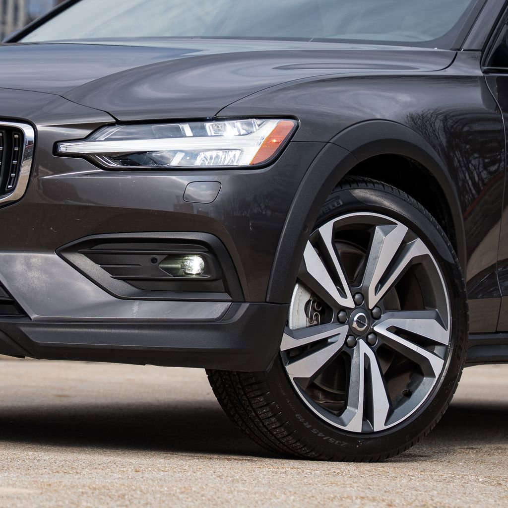 Certified 2025 Volvo V60 B5 Cross Country Plus image 2