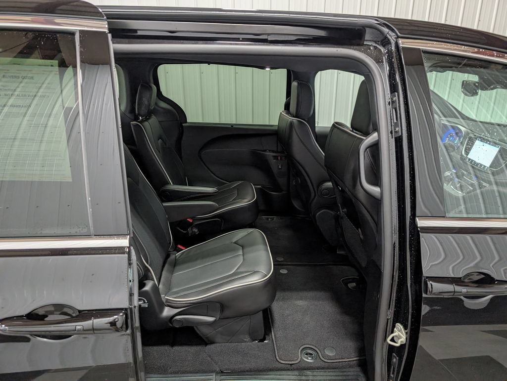 Used 2027 Chrysler Pacifica Limited FWD image 26