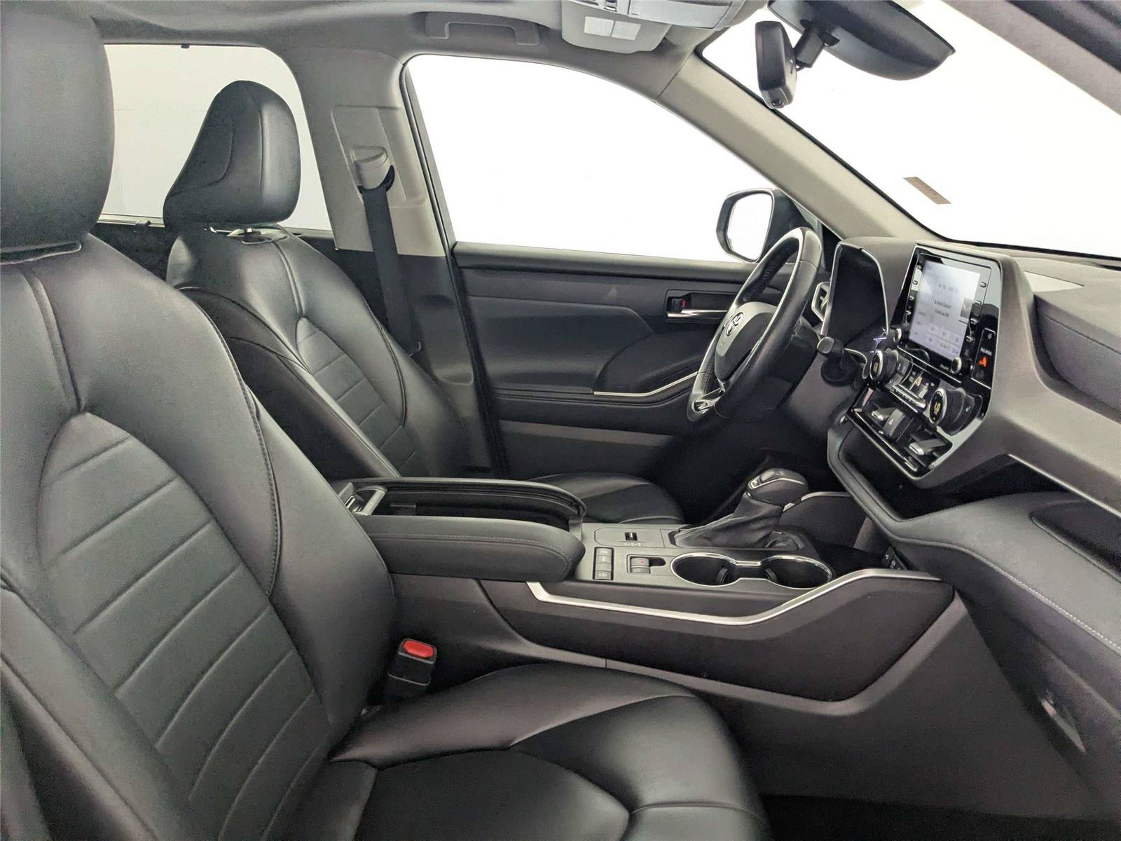 Used 2021 Toyota Highlander XLE FWD image 32