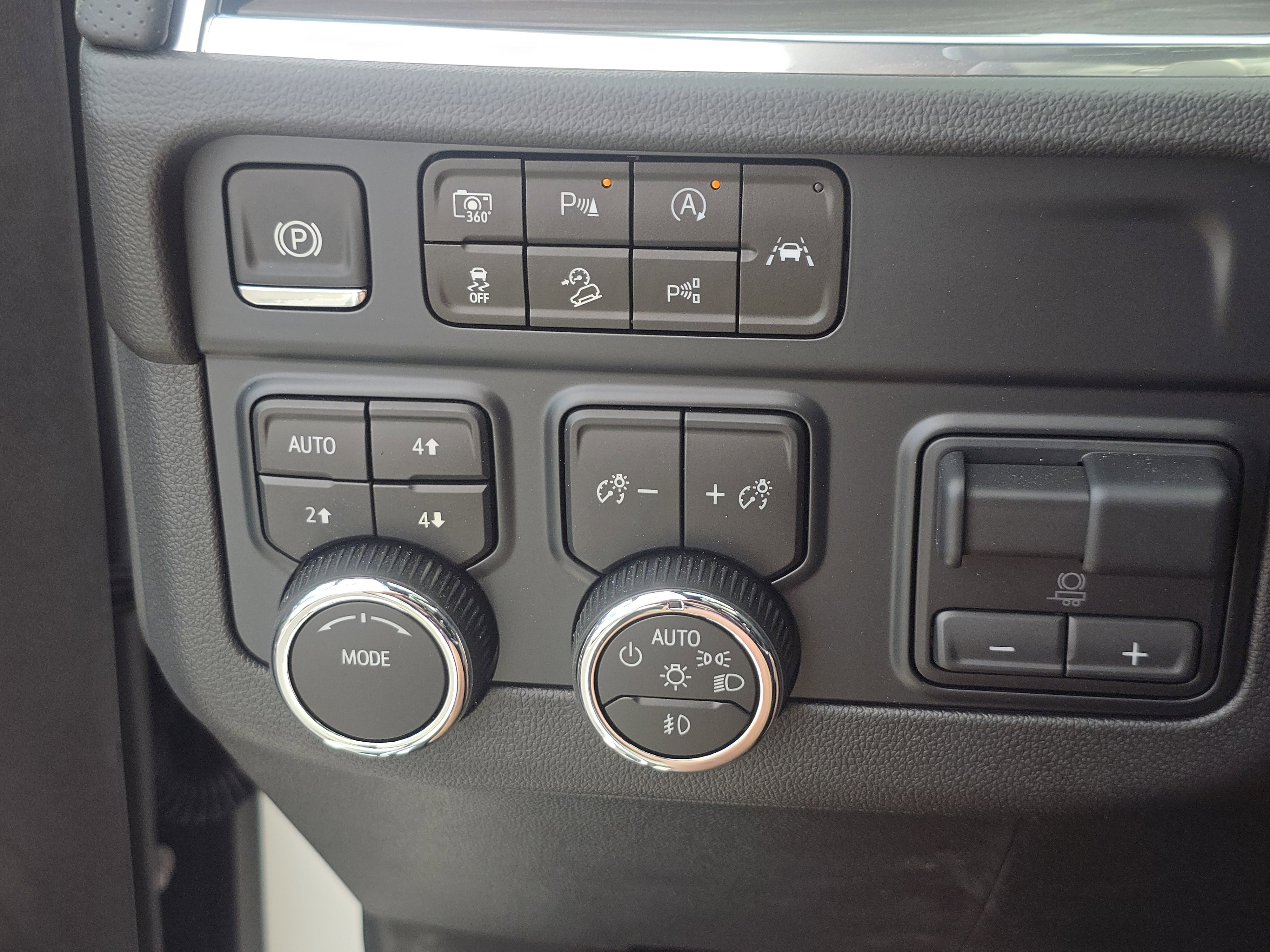 New 2025 Chevrolet Suburban Premier image 31