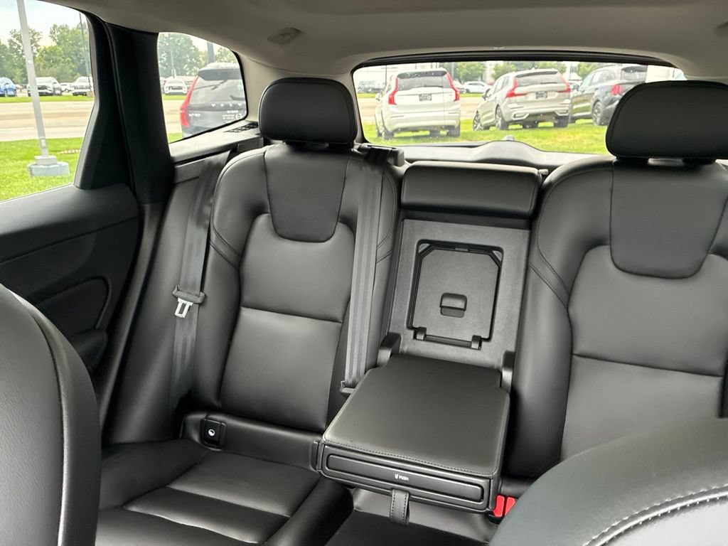 Certified 2024 Volvo XC60 B5 Core w/ Climate Package AWD/4WD image 11