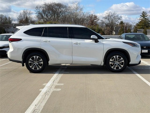 Used 2021 Toyota Highlander XLE image 2