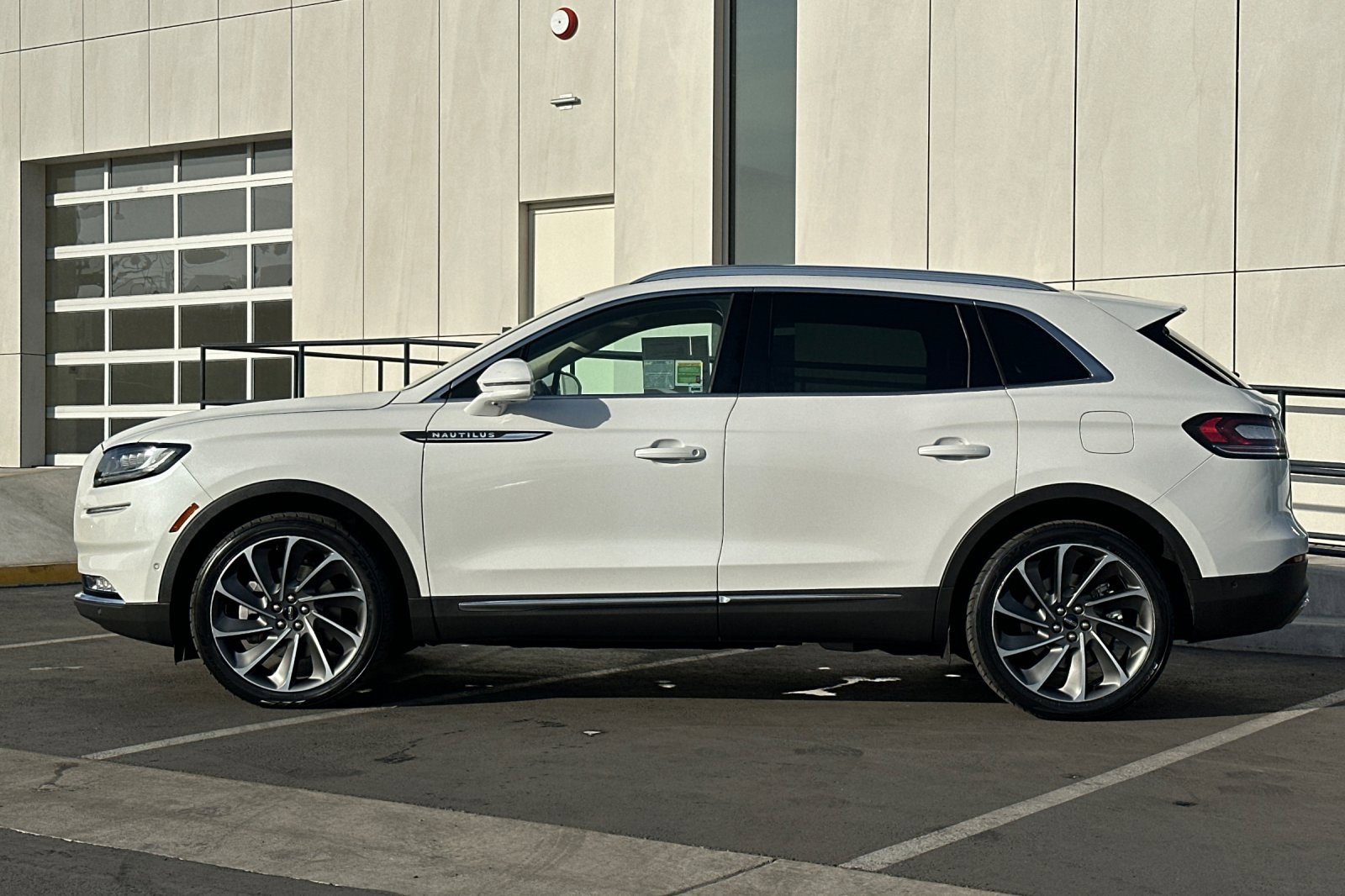 Used 2022 Lincoln Nautilus Reserve w/ Equipment Group 202A image 6