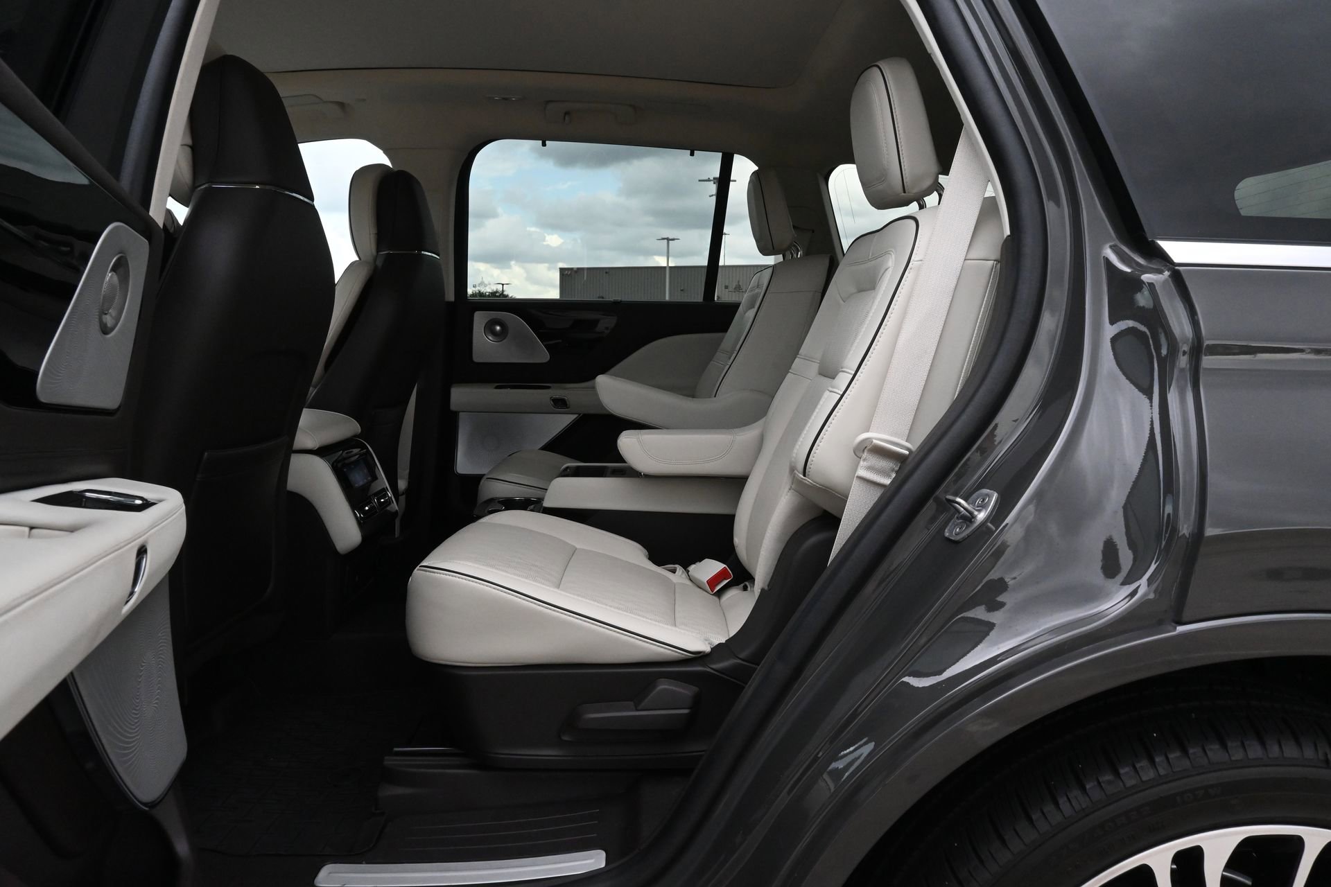 Used 2022 Lincoln Aviator Black Label w/ Class IV Trailer Tow Package AWD/4WD image 20