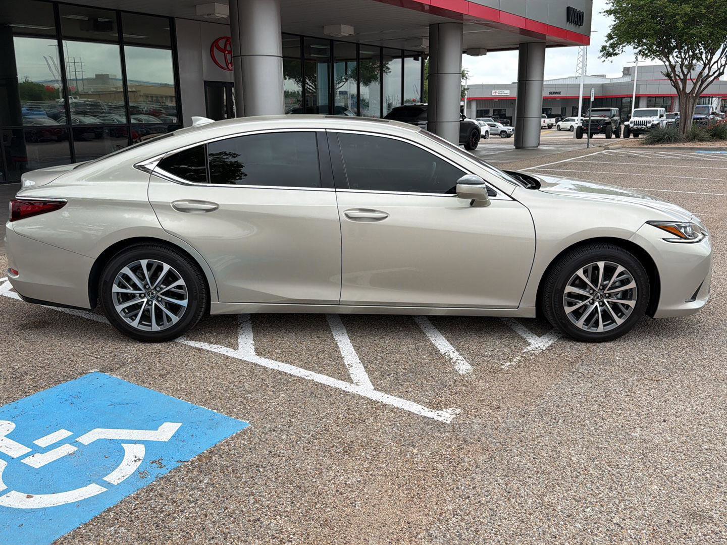 Used 2023 Lexus ES 350 w/ Accessory Package (Z2) image 2