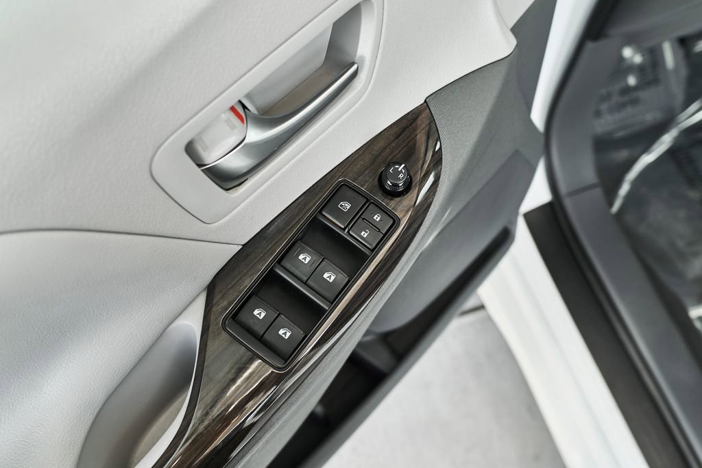 Used 2020 Toyota Sienna XLE w/ XLE Navigation Package image 15