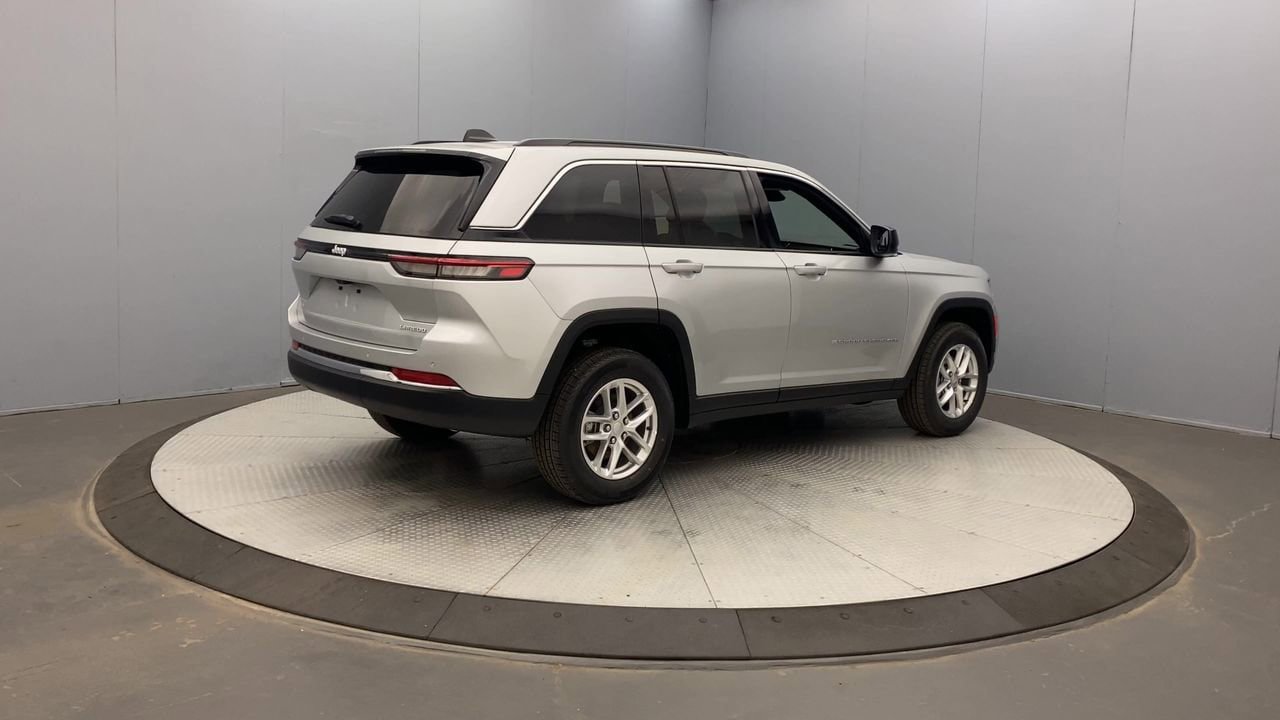 New 2025 Jeep Grand Cherokee Laredo X w/ Luxury Tech Group I AWD/4WD image 5