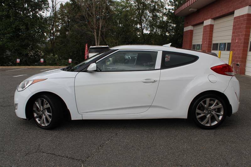 Used 2017 Hyundai Veloster FWD image 2