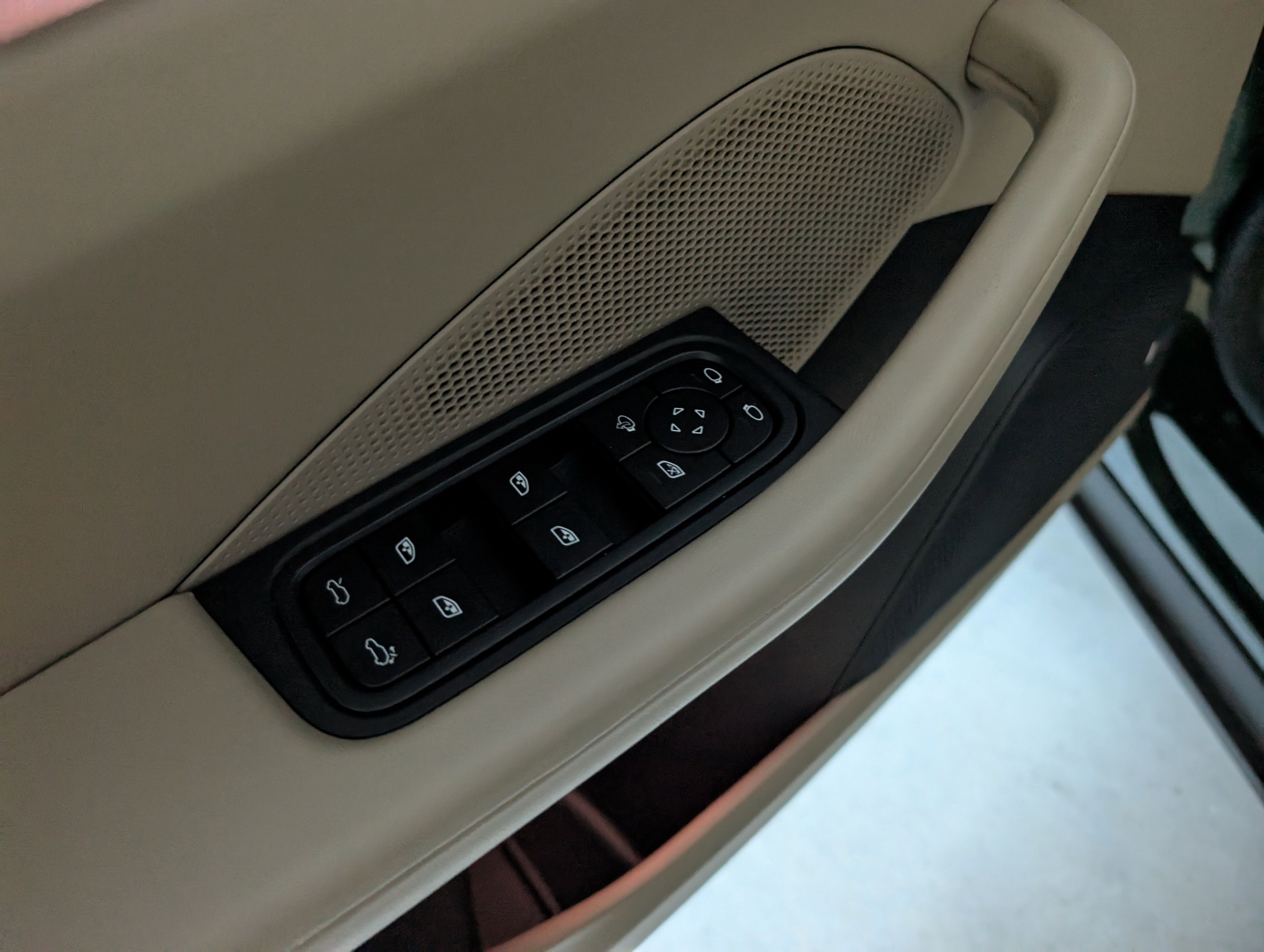 Used 2025 Porsche Macan Electric image 33