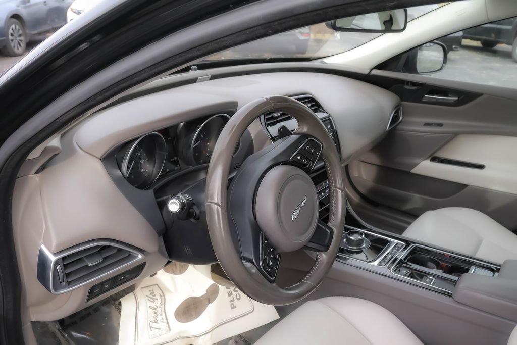 Used 2018 Jaguar XE Premium image 4