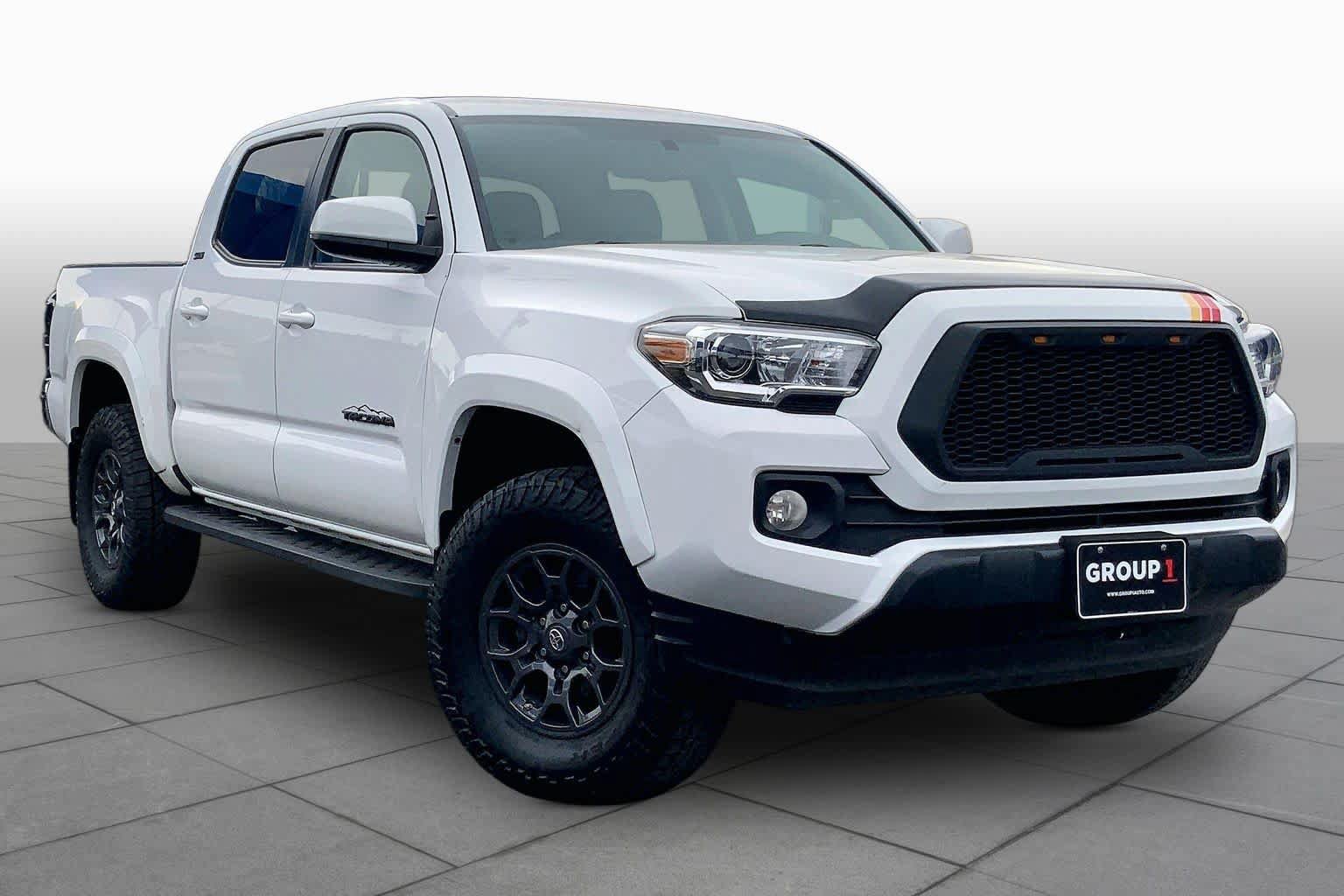 Used 2017 Toyota Tacoma SR5 w/ Tow Package RWD image 3
