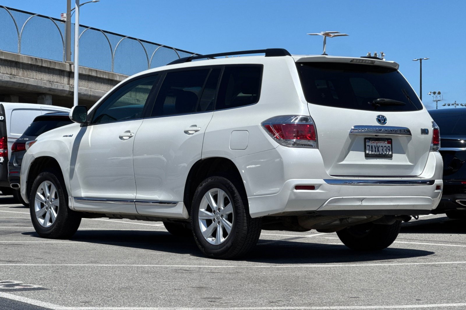 Used 2013 Toyota Highlander 4WD Hybrid w/ Leather Premium Pkg image 3