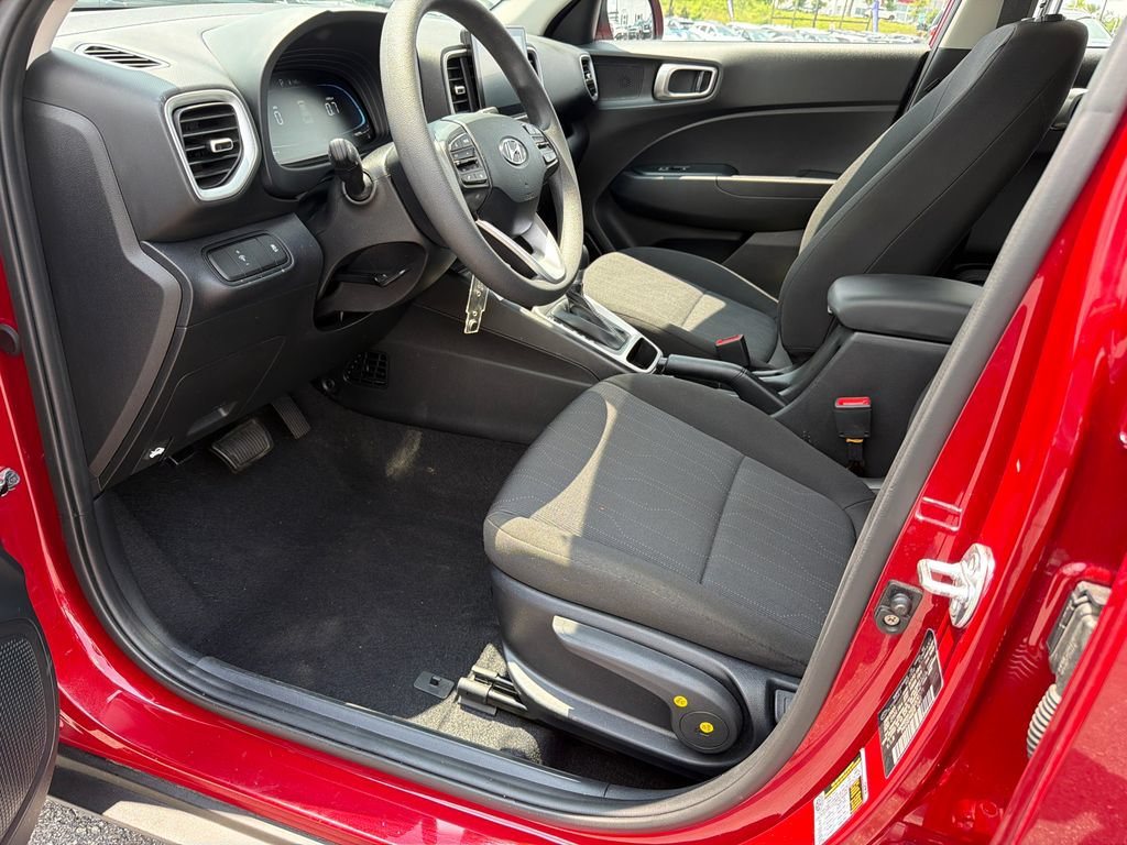 Used 2025 Hyundai Venue SE FWD image 9