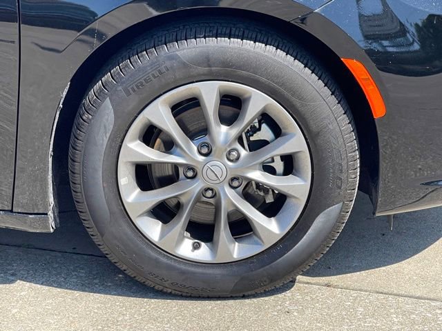 Used 2026 Chrysler Pacifica Limited FWD image 10