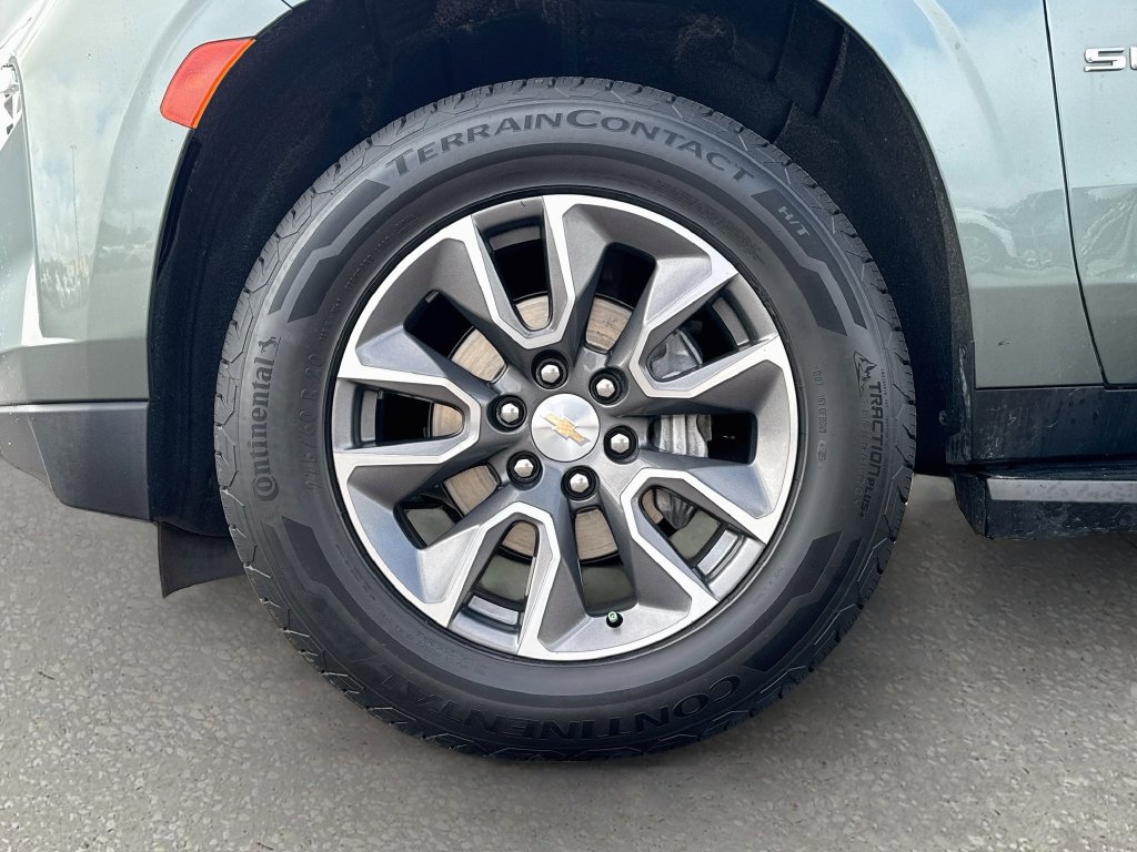 Used 2024 Chevrolet Suburban LT w/ Luxury Package RWD image 32
