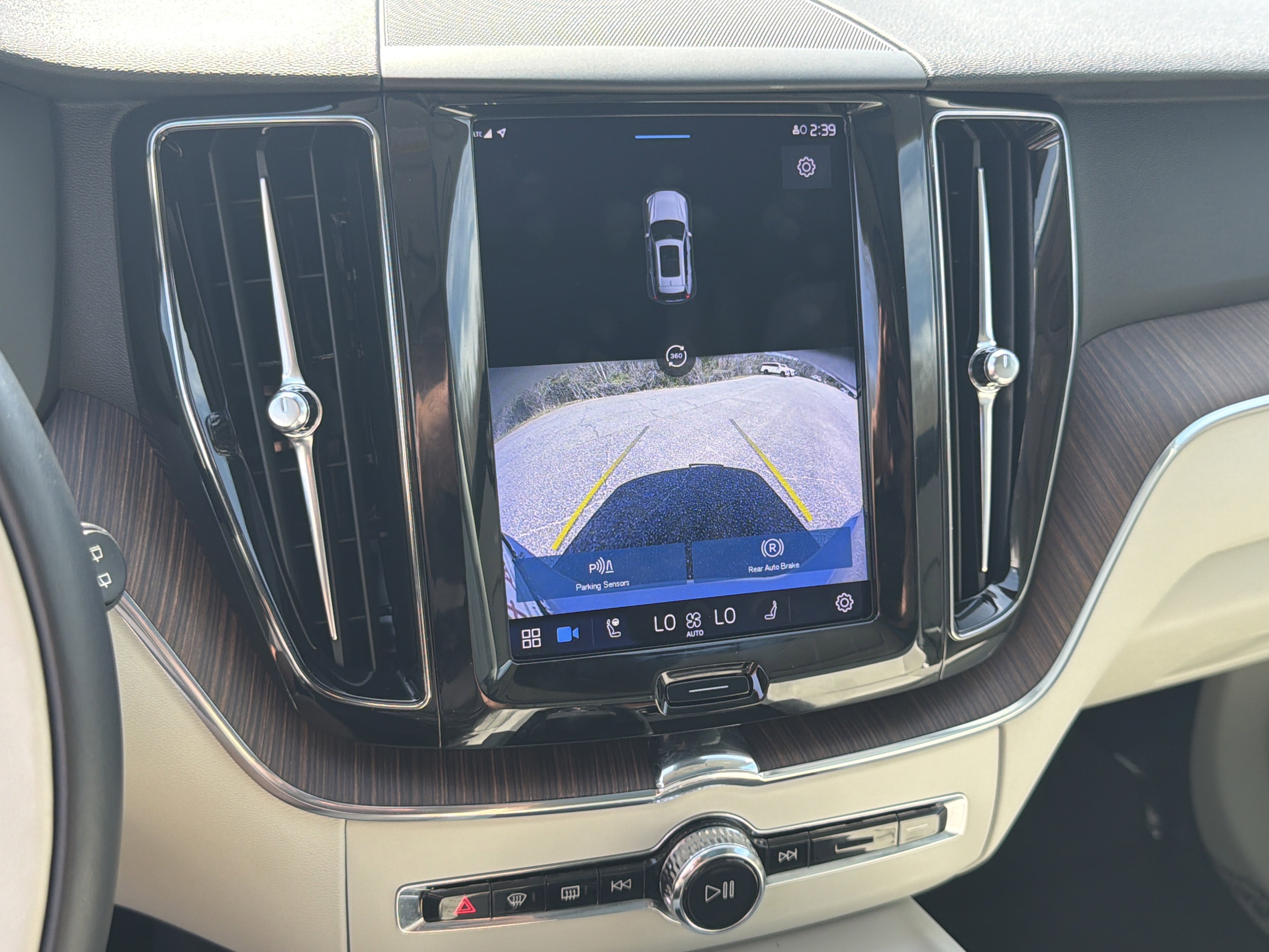 Used 2022 Volvo XC60 B5 Momentum image 31