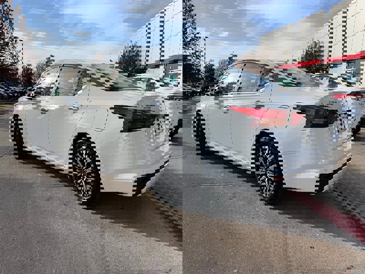 Used 2025 Nissan Altima 2.5 SV image 8