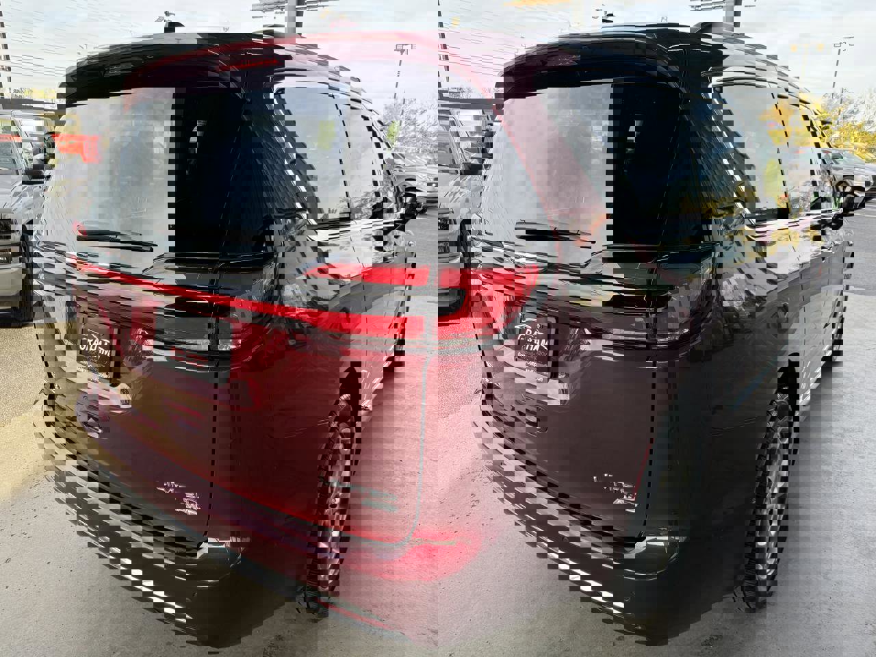 Used 2022 Chrysler Pacifica Limited w/ Uconnect Theater Family Group image 4