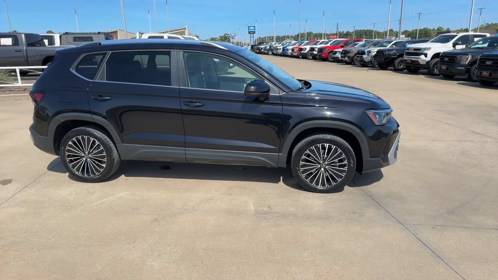 Used 2025 Volkswagen Taos SE FWD image 2
