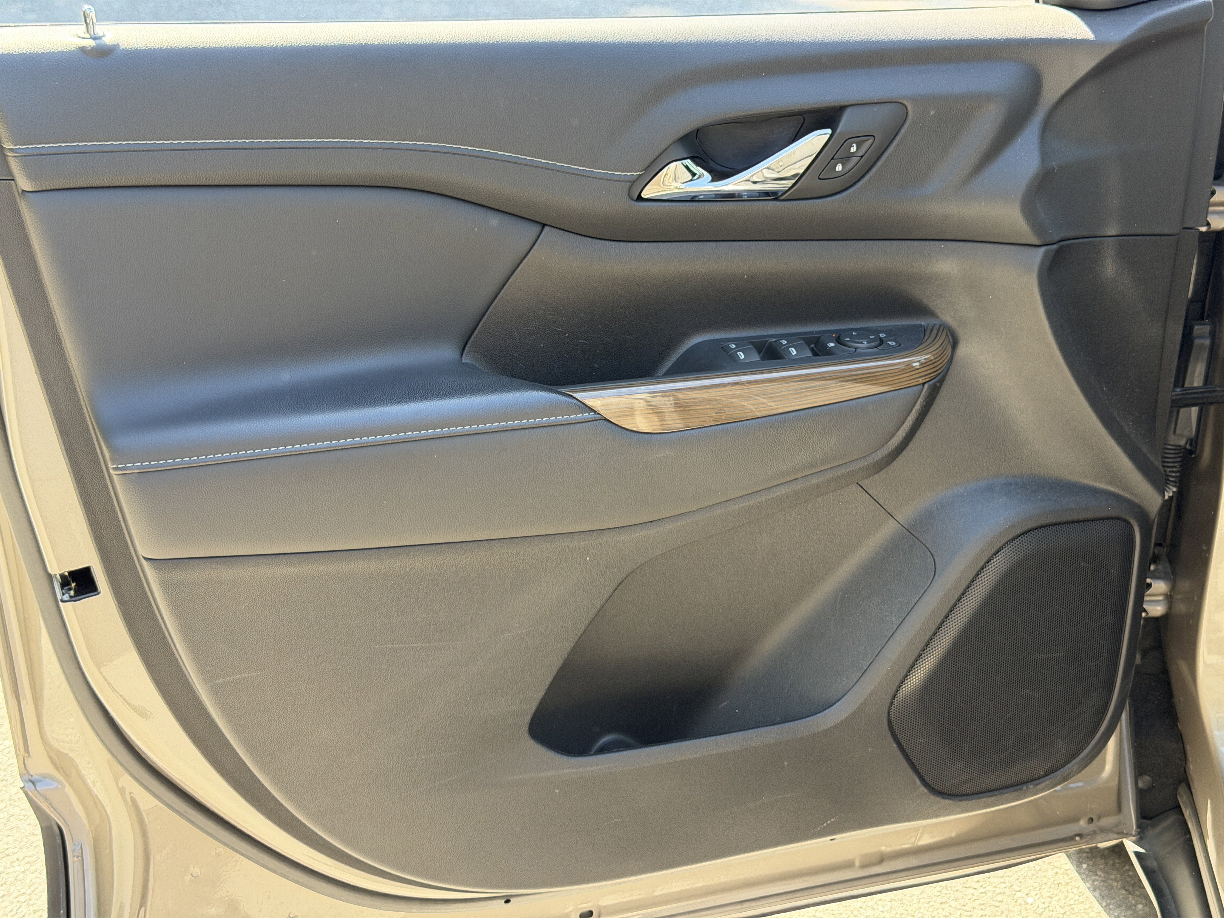 Used 2023 GMC Acadia SLE FWD image 4