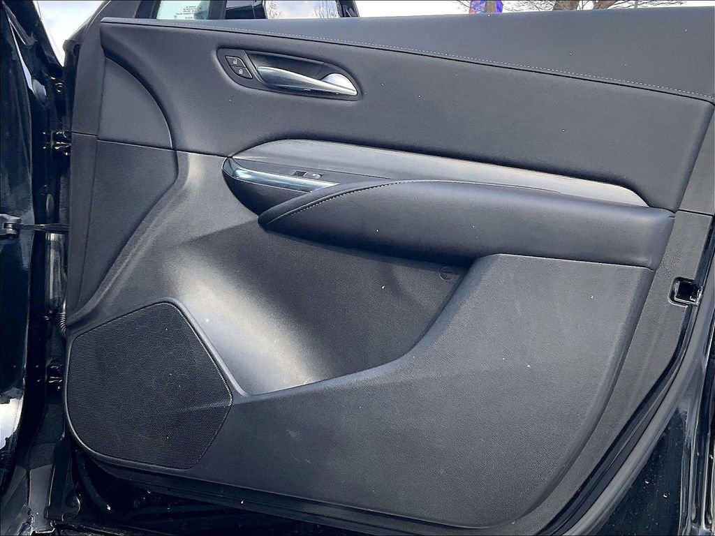 Used 2025 Cadillac XT4 Premium Luxury image 11