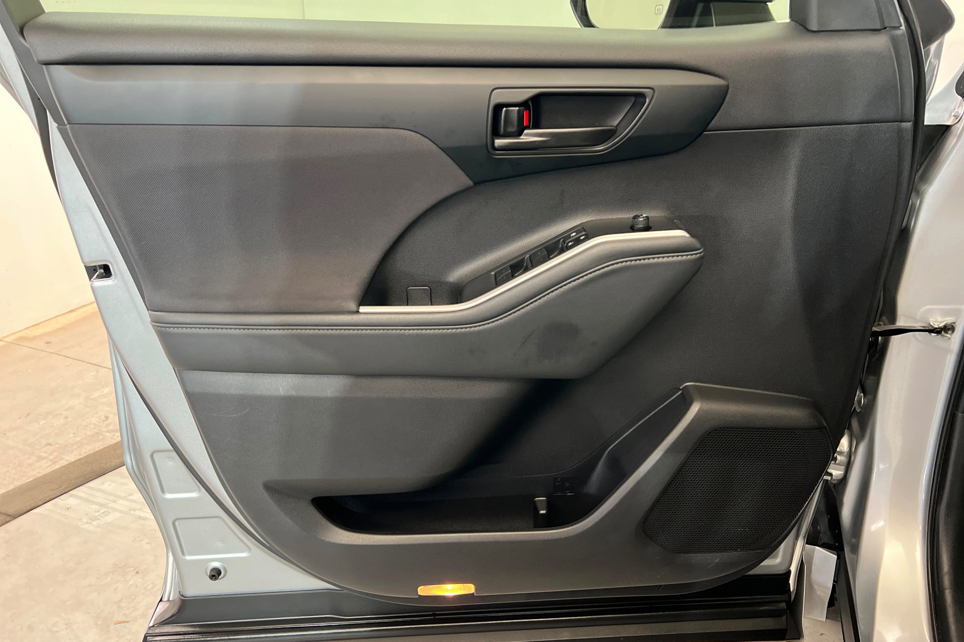 Used 2022 Toyota Highlander LE image 15