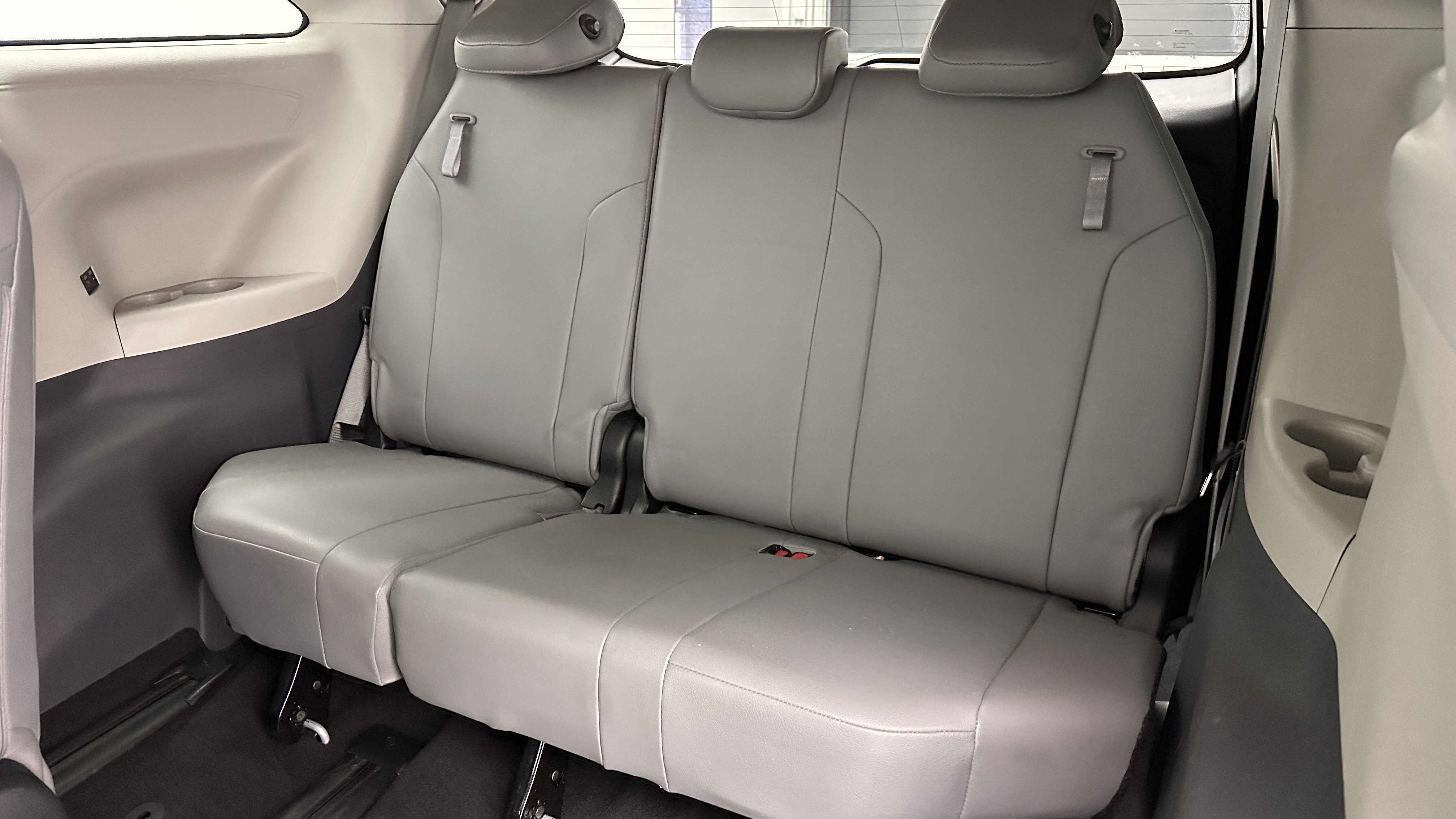 Used 2022 Toyota Sienna XLE FWD image 25