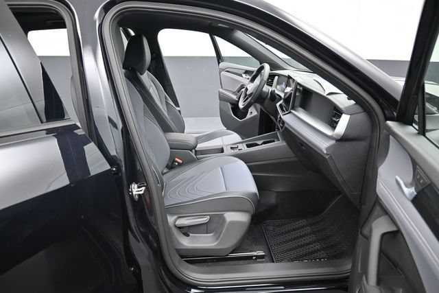 New 2026 Volkswagen Tiguan SE R-Line FWD image 14