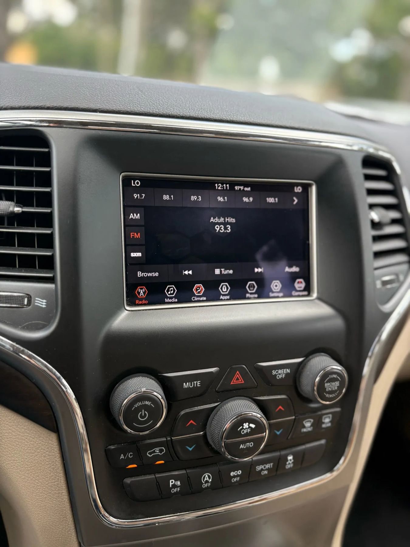 Used 2018 Jeep Grand Cherokee Laredo RWD image 19