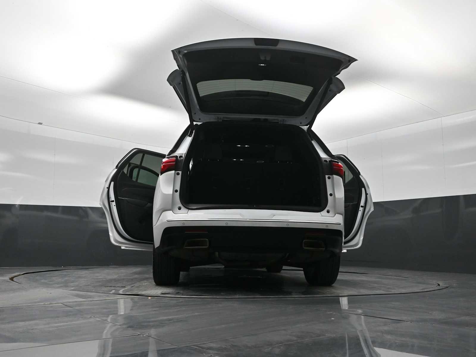 Used 2023 Chevrolet Traverse High Country image 39