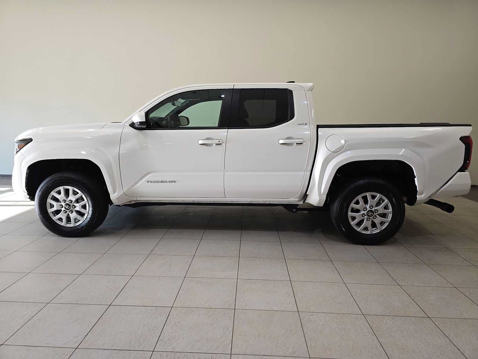 Certified 2025 Toyota Tacoma SR5 AWD/4WD image 3