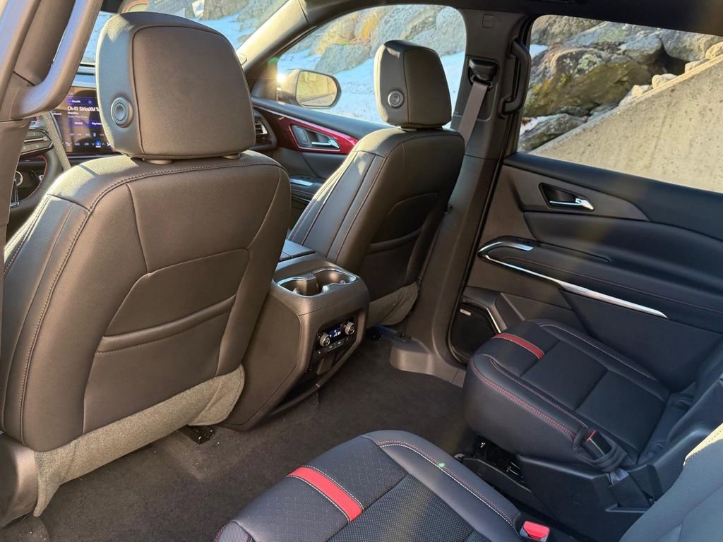 Used 2025 Chevrolet Traverse RS image 20