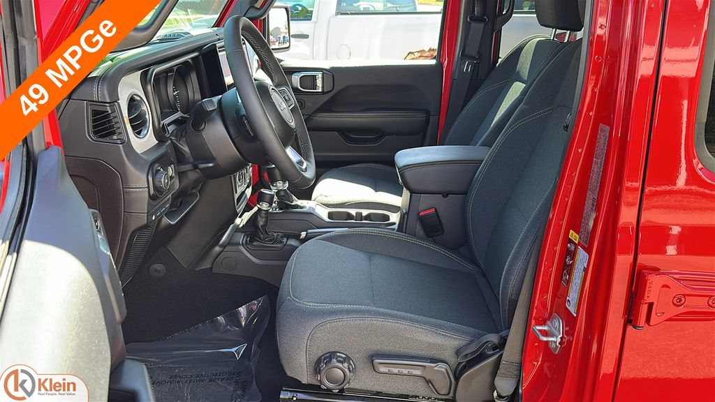 Used 2025 Jeep Wrangler Unlimited Sahara AWD/4WD image 13