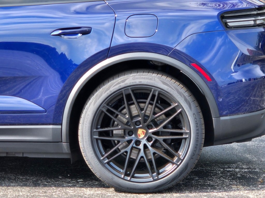 New 2025 Porsche Macan 4 Electric image 12