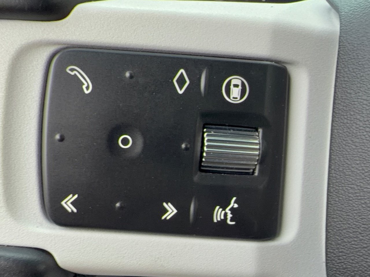 Used 2025 Land Rover Defender 110 X-Dynamic SE AWD/4WD image 18