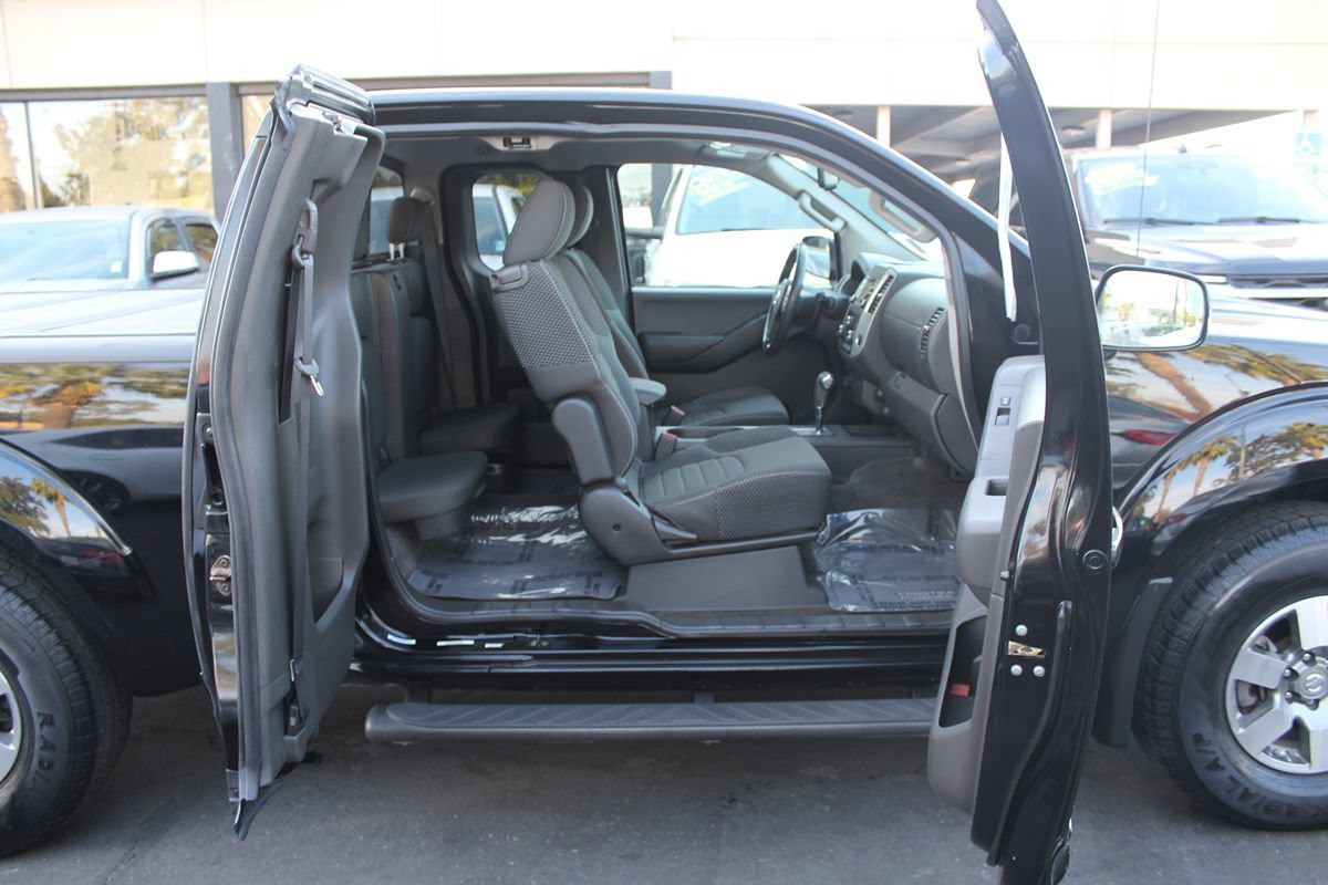 Used 2013 Nissan Frontier PRO-4X AWD/4WD image 28
