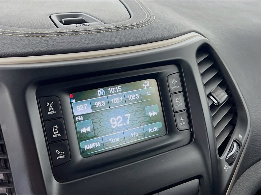 Used 2018 Jeep Cherokee Latitude w/ Cold Weather Group AWD/4WD image 14