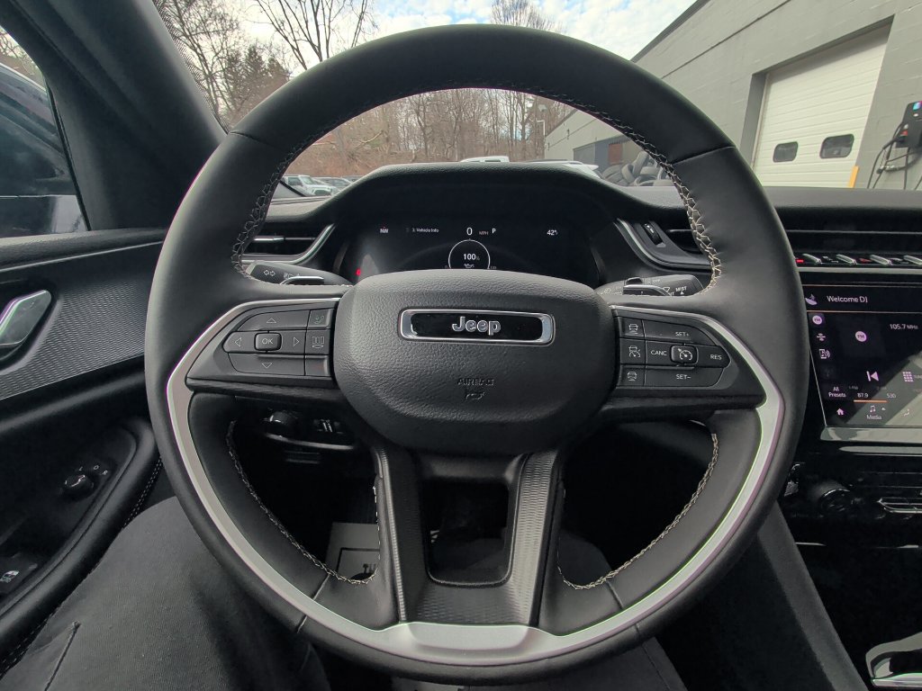 Certified 2025 Jeep Grand Cherokee Altitude AWD/4WD image 19