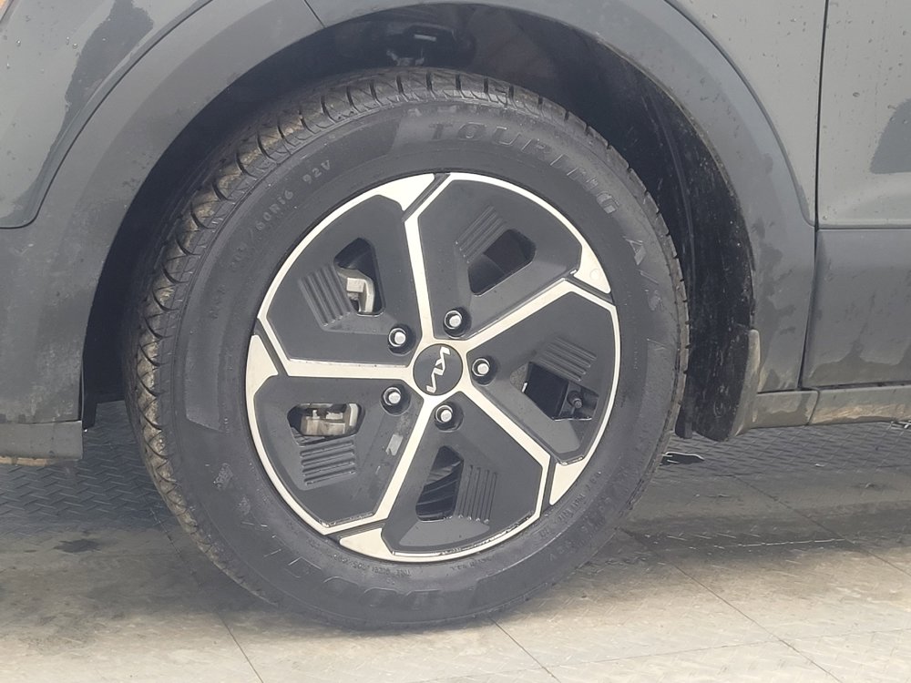 Used 2024 Kia Niro LX image 31