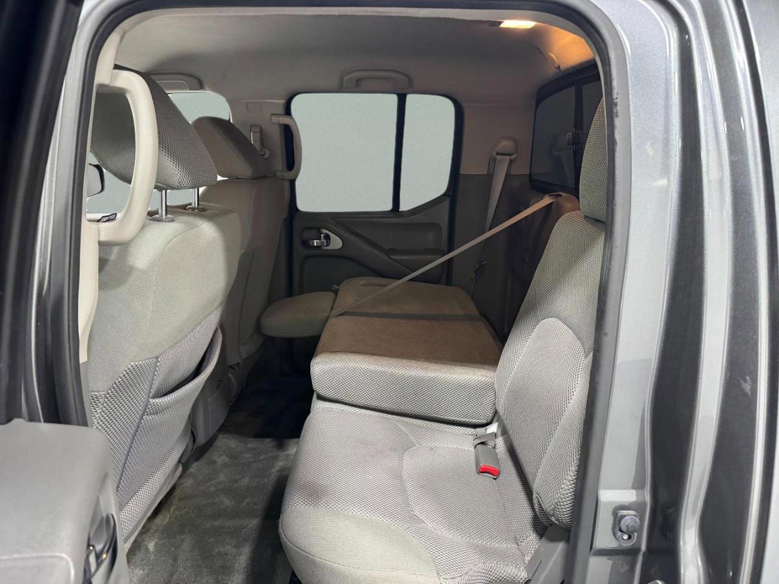 Used 2016 Nissan Frontier SV image 8