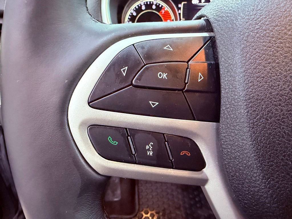 Used 2018 Jeep Cherokee Latitude Plus w/ Comfort/Convenience Group FWD image 20